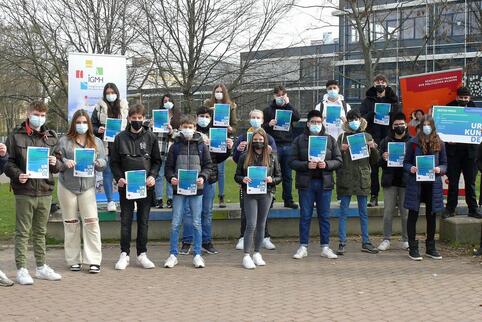 So sehen Sieger aus: Die Schüler der Klasse 9f der Integrierten Gesamtschule Mannheim-Herzogenried mit ihren Urkunden der Bundes