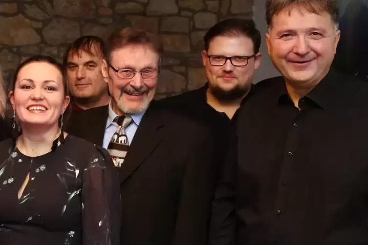 Der zweite Teil der zw&ouml;lfk&ouml;pfigen Gruppe hier aus technischen Gr&uuml;nden in einem gesonderten Bild: Katharina D&uuml;ck, Oliver Steinke,