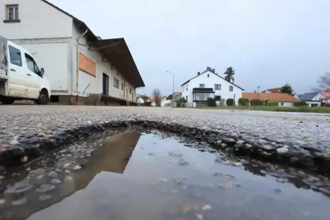 Der Böhlweg ist gezeichnet von zahlreichen Schlaglöchern. Das soll sich ändern.