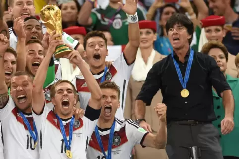 Der Höhepunkt: Joachim Löw (rechts) führt die deutsche Nationalmannschaft 2014 zum Sieg bei der Weltmeisterschaft in Brasilien. 