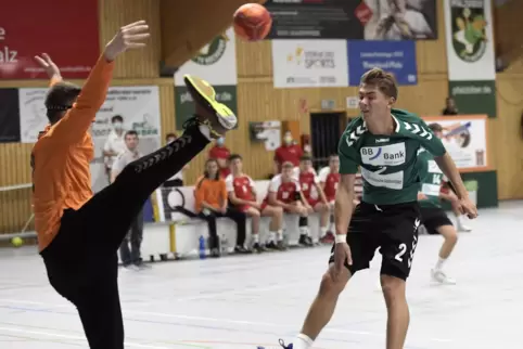 A-Jugend-Spiel zwischen TV Hochdorf (grüne Trikots) und TSG Friesenheim: Erik Obenauer (rechts) scheitert hier am TSG-Torwart Le