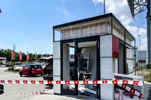 Ans Geld kamen die Täter nicht heran, aber sie hinterließen einen 160.000-Euro-Sachschaden: gesprengter Geldautomat in Rohrbach.
