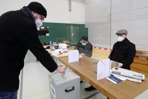 Wählen unter Corona-Bedingungen in der Salierschule: Stimmabgabe mit Maske und Plexiglasscheibe. 