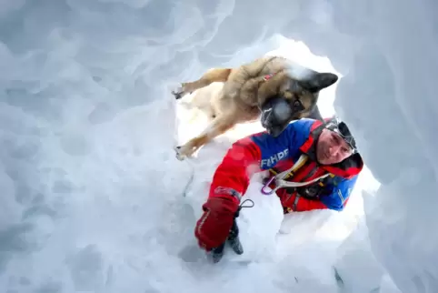 Frühlingswetter ist eine potenzielle Gefahr in den Bergen: Dann rutscht der Schnee schneller ab und es kommt zu Lawinen. 