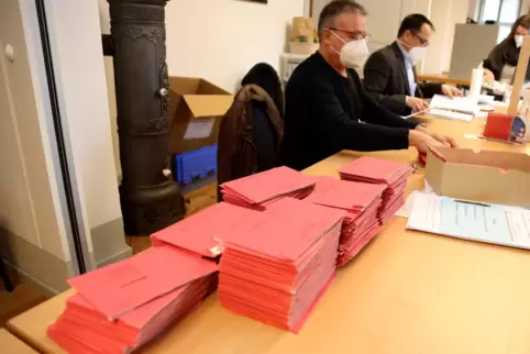 Fast die Hälfte der Wähler nutzte die Briefwahl: Hier der Stapel im Veldenzschloss Lauterecken. 