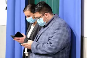 Die beiden Kandidaten Seite an Seite beim Warten in der VT-Turnhalle. 