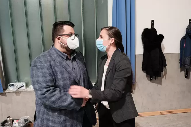 Gegen 20.15 Uhr stand das Ergebnis fest. Hier gratuliert David Betz Siegerin Nadine Brinette. Für Contwig bedeutet die Wahl ein