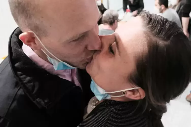 Ehemann Richard Brinette gratuliert seiner Frau zum Wahlsieg.