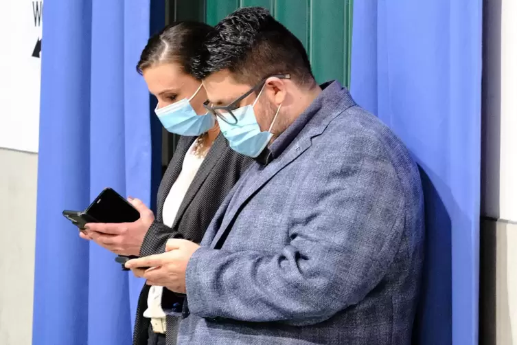 Die beiden Kandidaten Seite an Seite beim Warten in der VT-Turnhalle. 