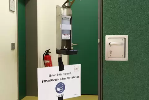 Desinfektionsmittel am Eingang zum Wahllokal in der Turnhalle der Salierschule: In Speyer hat die SPD einen klaren Wahlsieg eing