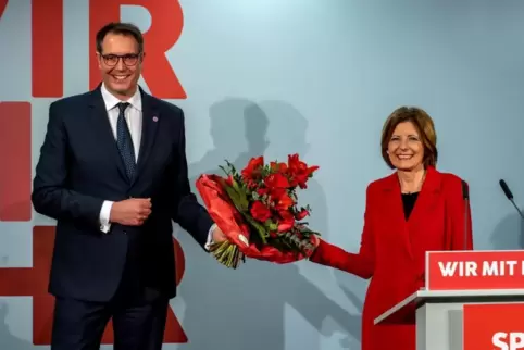Lächelnde Sieger: Alexander Schweitzer am Sonntagabend mit Ministerpräsidentin Malu Dreyer in Mainz.