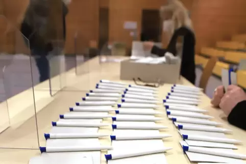Stimmzettel und Kulis warten nur auf die Wähler.