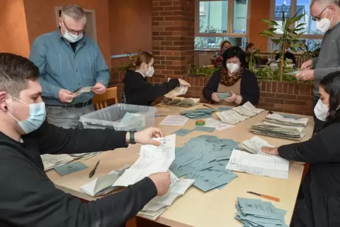 Wahlhelfer in Bobenheim-Roxheim bei der Stimmenauszählung. 