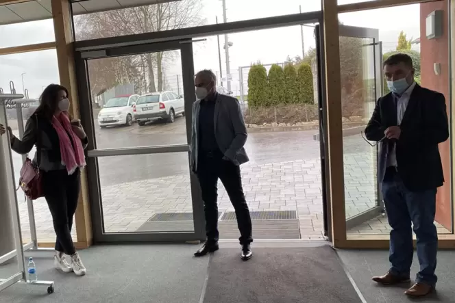 Corona-konform im Gespräch vorm RHEINPFALZ-Kandidatentalk: Sabine Wienpahl, Wolfgang Huber und Reiner Bauer (von links nach rech Corona-konform im Gespräch vorm RHEINPFALZ-Kandidatentalk: Sabine Wienpahl, Wolfgang Huber und Reiner Bauer (von links nach rech