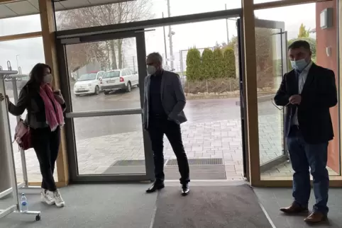 Corona-konform im Gespräch vorm RHEINPFALZ-Kandidatentalk: Sabine Wienpahl, Wolfgang Huber und Reiner Bauer (von links nach rech Corona-konform im Gespräch vorm RHEINPFALZ-Kandidatentalk: Sabine Wienpahl, Wolfgang Huber und Reiner Bauer (von links nach rech