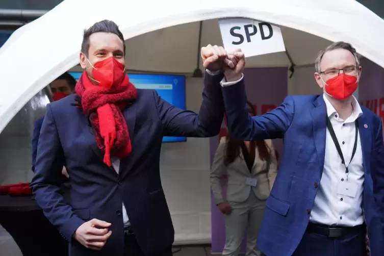 Im Wahlkreis unterlegen, aber im Land obenauf: SPD-Kandidat Martin Haller (rechts) mit dem Generalsekret&auml;r seiner Partei Daniel 