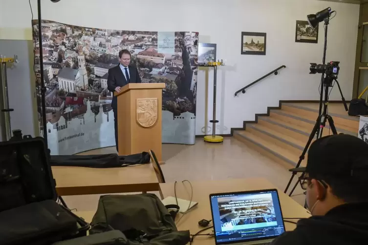 Live-Stream statt Wahlparty: Oberb&uuml;rgermeister Martin Hebich beim Verlesen der Ergebnisse. 