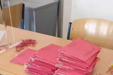 Während der Wahltag noch läuft, konnten zumindest die äußeren Umschläge schon vorab geöffnet werden. Die Stimmzettel sind bis 18