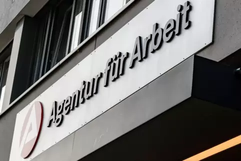Im Jahr 2020 gingen in Rheinland-Pfalz 50.100 Anzeigen für konjunkturelle Kurzarbeit ein. 