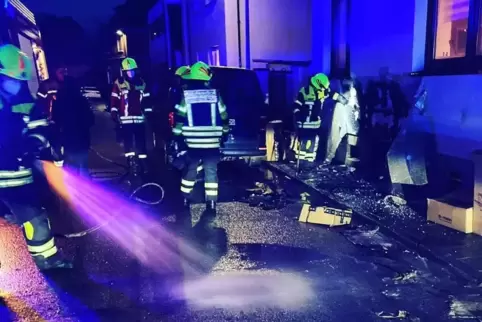 Einsatzstelle in der Schifferstadter Straße in Waldsee: Die Feuerwehr kümmert sich um Nachlöscharbeiten und kontrolliert die bes