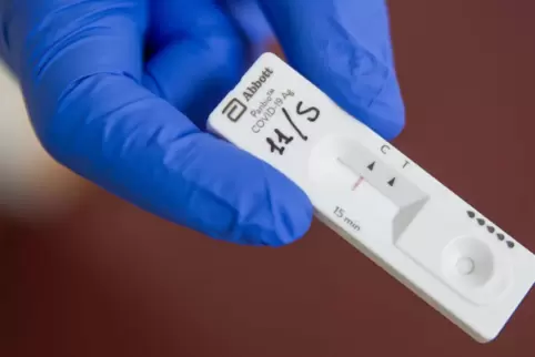 Ein Corona-Schnelltest zeigt ein negatives Ergebnis an.