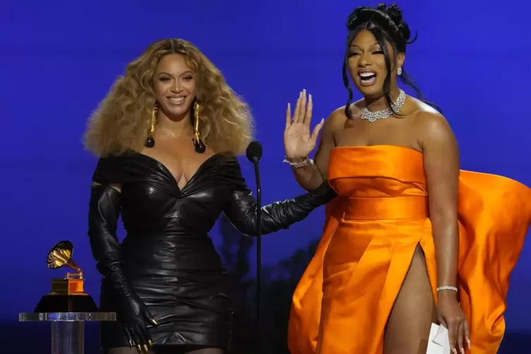 Stolze Gewinnerinnen: Beyoncé (links) und Megan Thee Stallion mit ihrem Grammy für den besten Rap-Song.