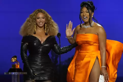 Stolze Gewinnerinnen: Beyoncé (links) und Megan Thee Stallion mit ihrem Grammy für den besten Rap-Song.