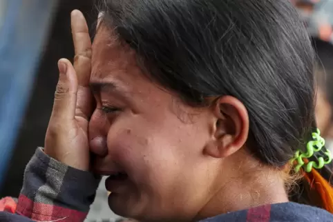 Eine junge Frau weint um ihren Bruder, der am Wochenende in Mandalay bei einer Demonstration gegen den Militärputsch erschossen 