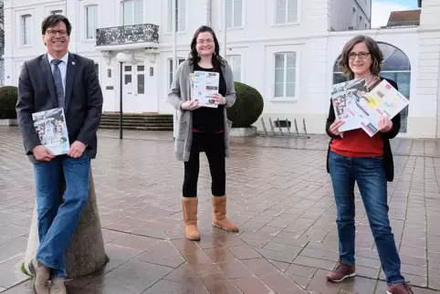OB Marold Wosnitza, Anne Kraft (rechts) und Melanie Stalter-Heyner von der Wirtschaftsförderung präsentieren die neue Mappe mit 