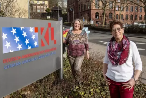 Die Mitarbeiterinnen des Deutsch-Amerikanischen Bürgerbüros, Sissi Kösling (links) und Elke Sittel, bearbeiten eine große Bandbr