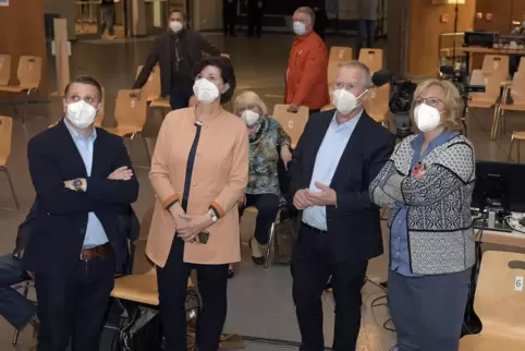 Ergebnis-Präsentation am Sonntagabend im Kulturzentrum Das Haus. Vorne von links: Tobias Mahr (CDU), Anke Simon (SPD), Peter Ueb