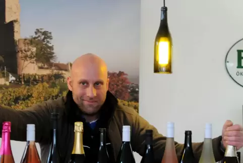 Offeriert gerne, was im Keller der Dürkheimer Lebenshilfe gereift ist: Gabriel Hubert. 