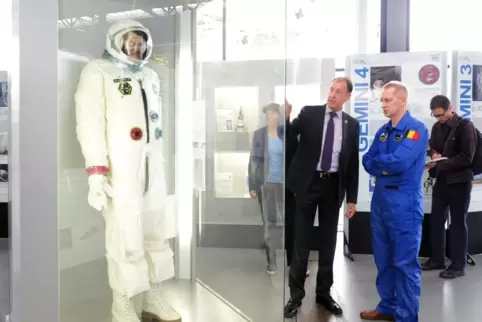 Ein Raumanzug, wie ihn die Gemini-Astronauten trugen, ist in Speyer im Technik-Museum zu sehen: Gerhard Daum, Leiter der Raumfah