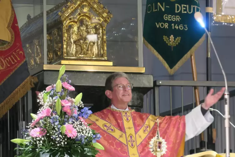 Der Wormser Dompropst Tobias Schäfer vor dem Schrein mit den Gebeinen des Heiligen Heribert. 