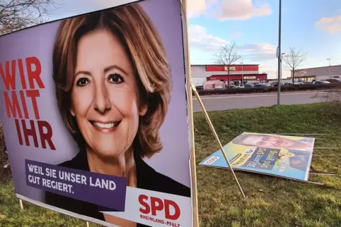 Eine steht, einer fällt – so lässt sich das Ergebnis der Landtagswahl 2021 beschreiben. Malu Dreyer bleibt Ministerpräsidentin. 