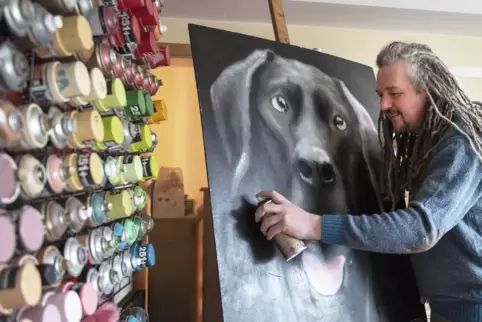 Auch Aufträge für Hundeporträts in Airbrush-Technik nimmt Frank Cmuchal entgegen.