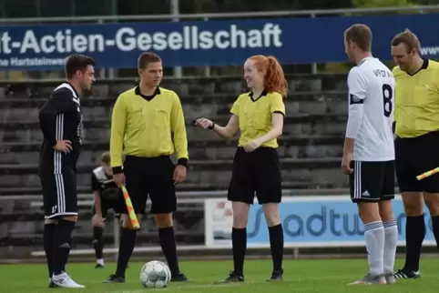 Sophie Burkhart vor einem Landesligaspiel. Schiedsrichter-Lehrwart Stefan Kopf (rechts) assistiert. 