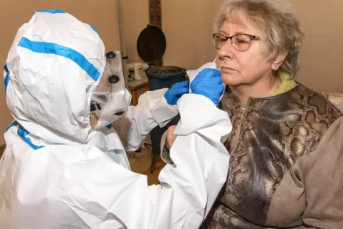 Lässt sich vom ehrenamtlichen DRK-Mitglied Ursel Brunner testen: Irene Strauß aus Dudenhofen.