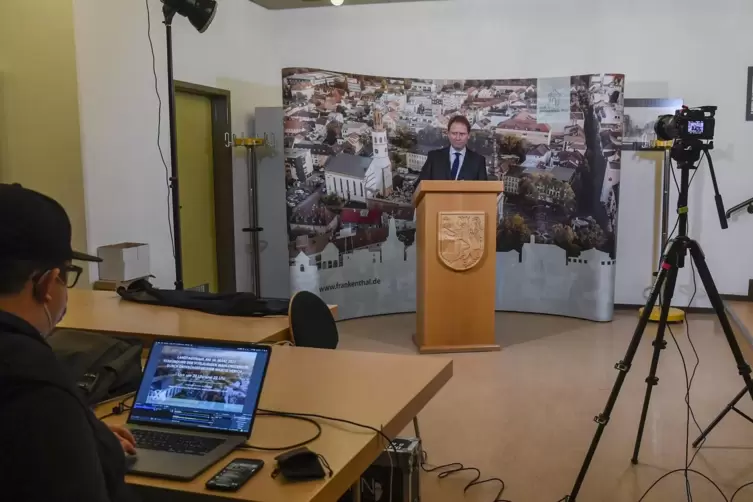 Live-Stream statt Wahlparty: OB Martin Hebich verliest Ergebnisse. 