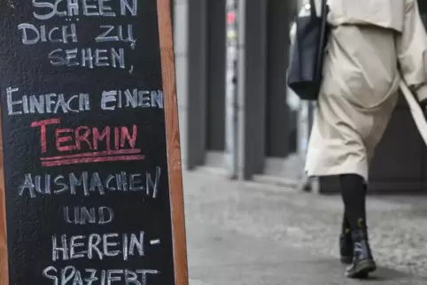 In Ludwigshafen sind die Einzelhandelsgeschäfte noch geöffnet, im Rhein-Pfalz-Kreis dürfen dagegen Kunden die Läden nur noch bet