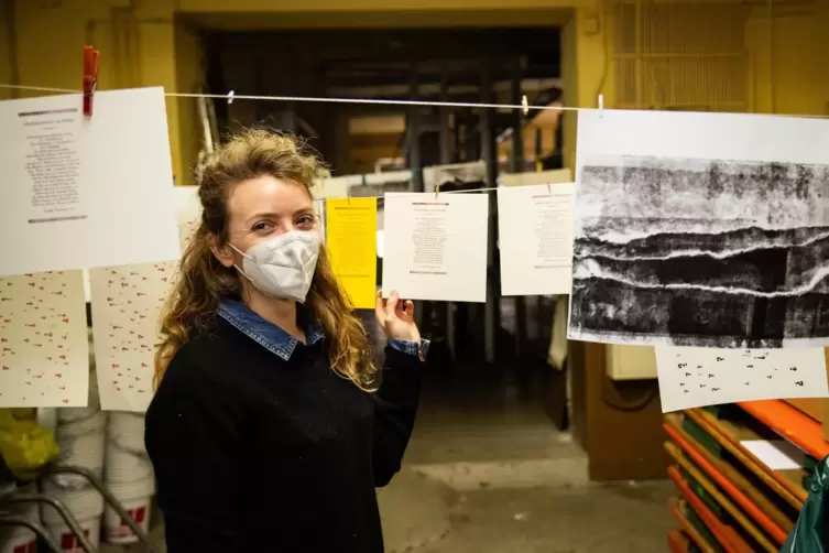 Am Ende der beiden Kunsttage im Zweibrücker Druckmuseum hängen zahlreiche Werke, die an den Tagen hergestellt wurden, an einer W