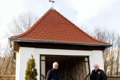 Jagdvorstand Klaus Gütermann (links) und Bürgermeister Alexander Frey sind zufrieden mit der Sanierung des Kapellendachs. 