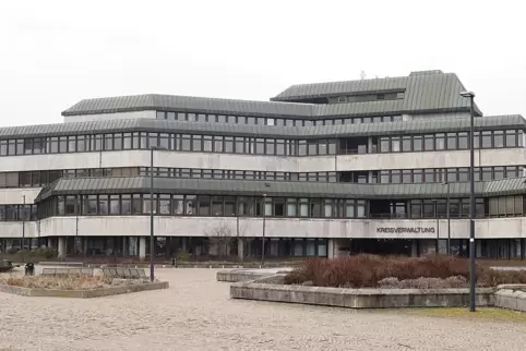 Beobachter sehen es als höchst unwahrscheinlich an, dass Rüdiger Schneidewind eines Tages noch einmal ins Chefzimmer des Homburg Beobachter sehen es als höchst unwahrscheinlich an, dass Rüdiger Schneidewind eines Tages noch einmal ins Chefzimmer des Homburg