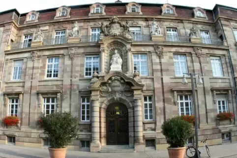Maximilianstraße 100: Hauptsitz der Stadtverwaltung.