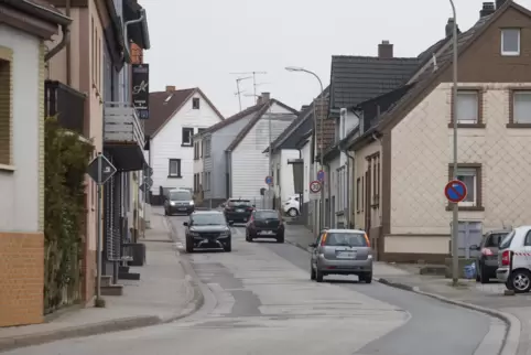 Wie ein Flickenteppich: Die Otterstraße in Otterbach soll saniert werden. 