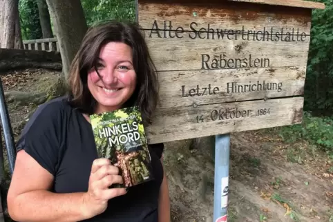 Hat den Originalschauplatz besucht: Autorin Christina Bacher an der Schwertrichtstätte Rabenstein bei Marburg,