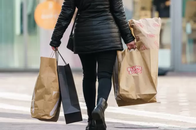 Von Mittwoch gelten auch in Ludwigshafen und Pirmasens wieder Einschränkungen fürs Einkaufen. Von Mittwoch gelten auch in Ludwigshafen und Pirmasens wieder Einschränkungen fürs Einkaufen.