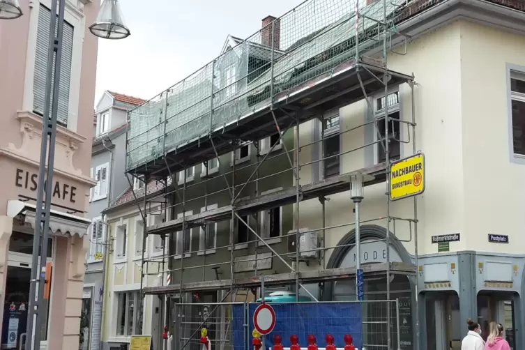 16. M&auml;rz: Fassaden- und Dacharbeiten laufen.