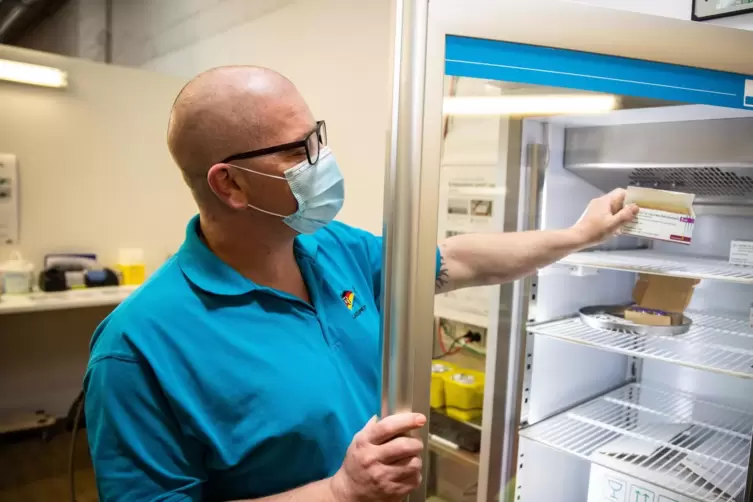 Zurück in den Kühlschrank: Matthias Freyler mit einer Packung Astrazeneca.