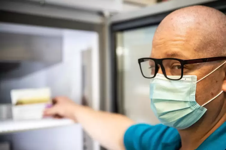 Zurück in den Kühlschrank: Matthias Freyler mit einer Packung Astrazeneca.